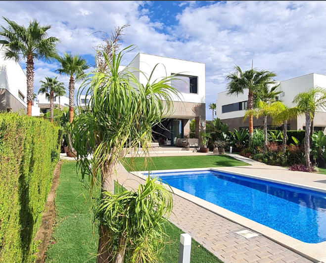 Image No.1-4 Bed Villa for sale