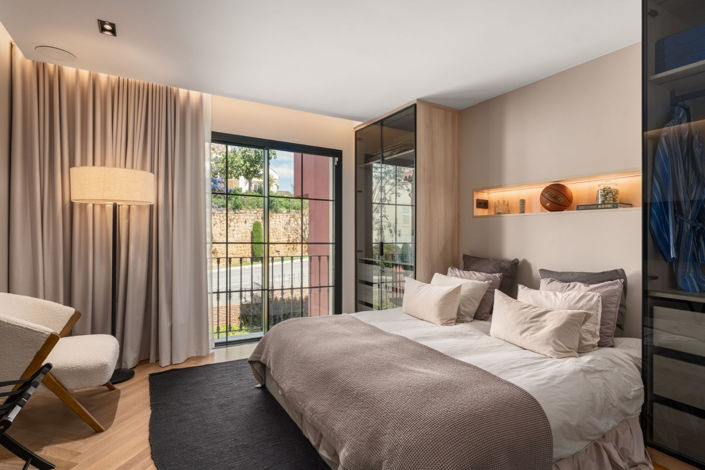 Image No.10-3 Bed Property for sale