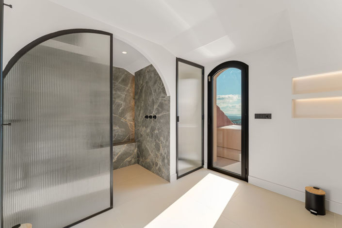 Image No.17-4 Bed Property for sale