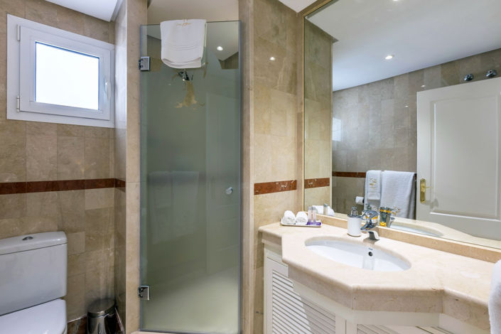 Image No.12-3 Bed Property for sale