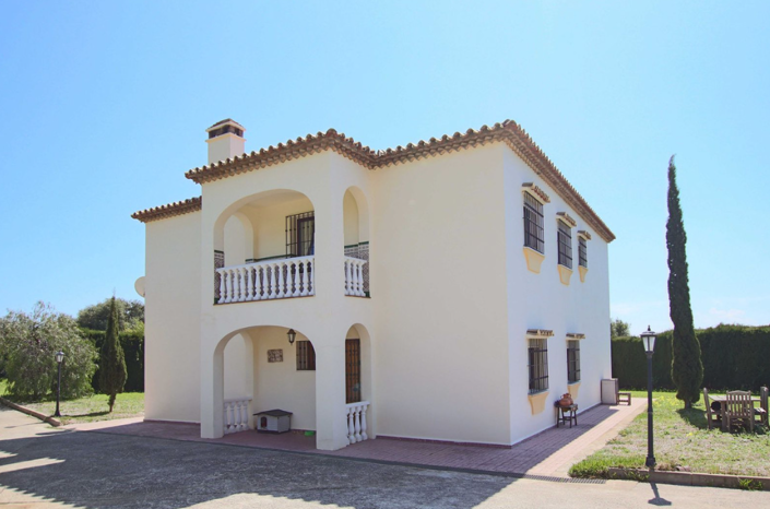 Image No.3-Villa de 4 chambres à vendre à Estepona