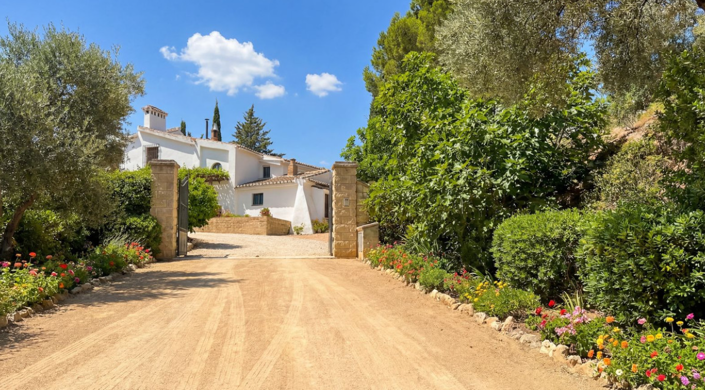 Image No.11-9 Bed Villa for sale