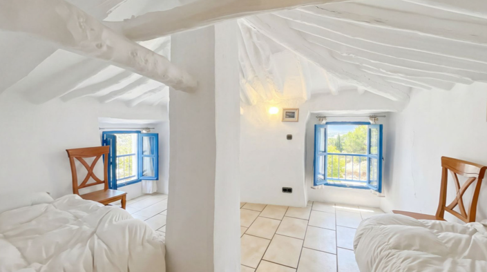 Image No.4-9 Bed Villa for sale