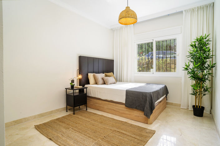 Image No.12-3 Bed Property for sale