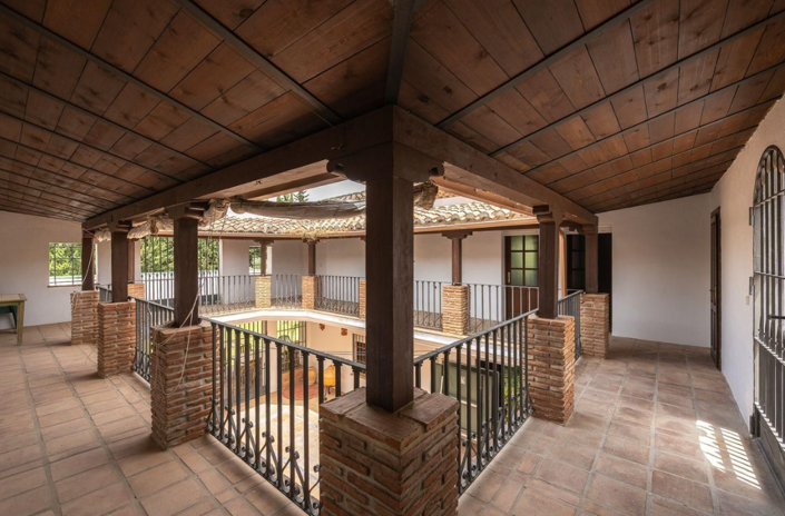 Image No.2-6 Bed Villa for sale