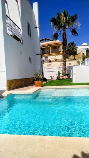 Image No.1-4 Bed Property for sale