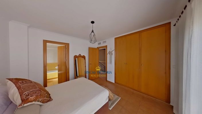 Image No.25-4 Bed Property for sale