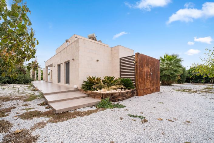 Image No.17-4 Bed Property for sale