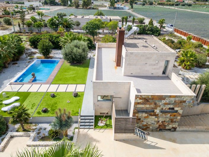 Image No.4-4 Bed Property for sale