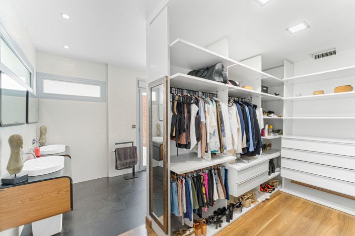 Image No.36-4 Bed Property for sale