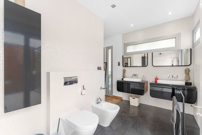 Image No.38-4 Bed Property for sale