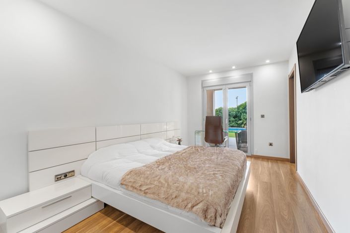 Image No.41-4 Bed Property for sale