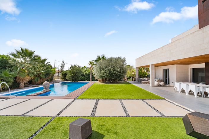 Image No.10-4 Bed Property for sale