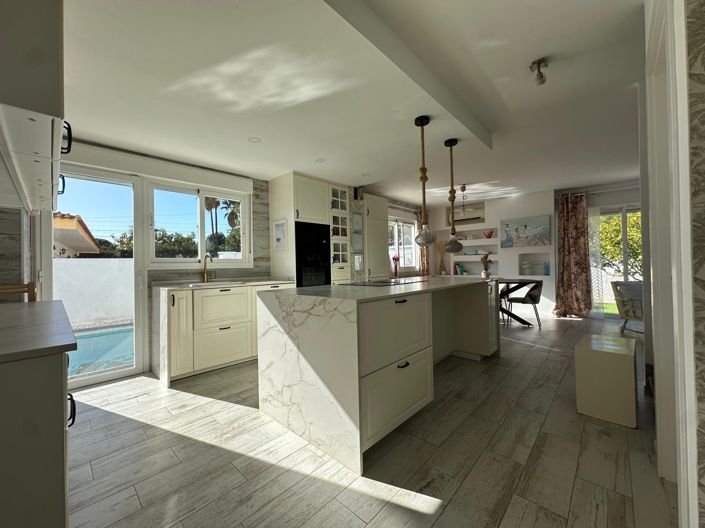 Image No.1-4 Bed Villa for sale