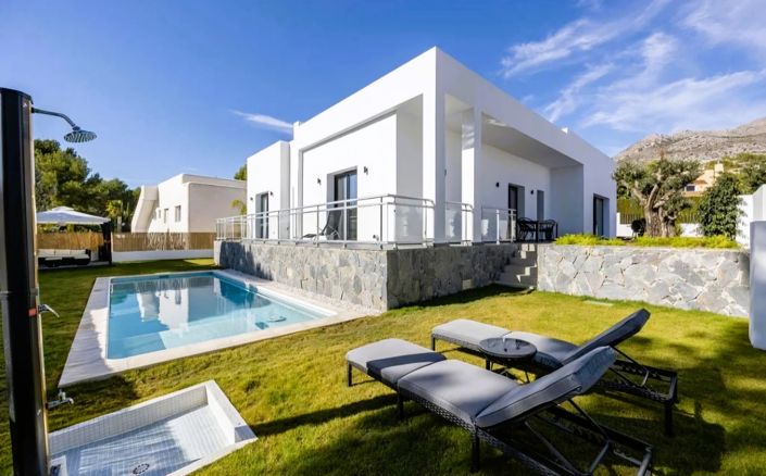 Image No.1-4 Bed Villa for sale