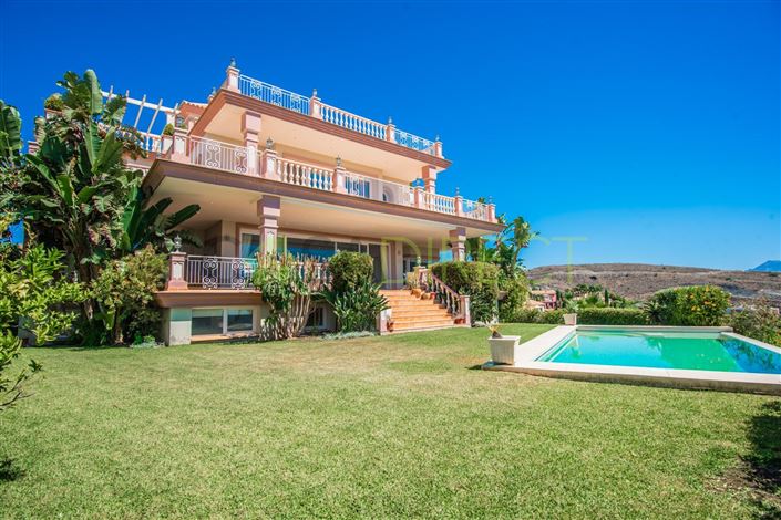Image No.1-8 Bed Villa for sale