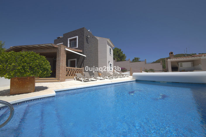 Image No.1-6 Bed Villa for sale