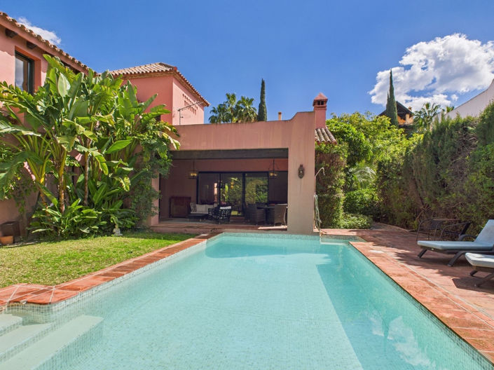 Image No.1-Villa de 4 chambres à vendre à Estepona