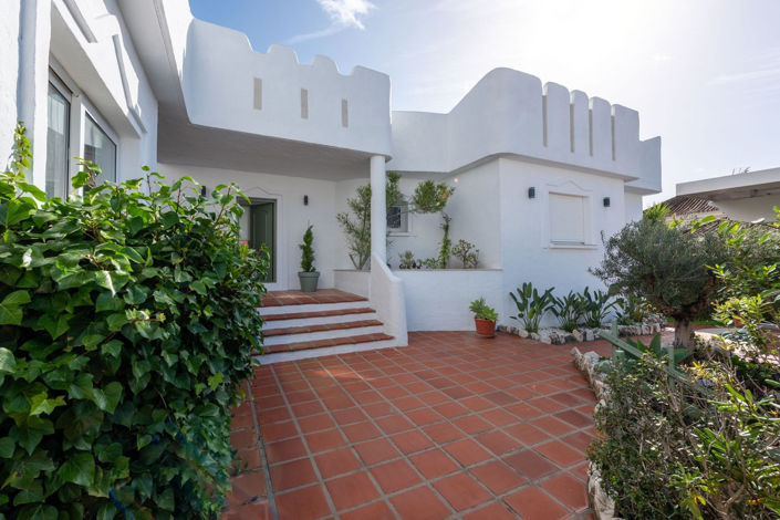 Image No.1-4 Bed Villa for sale