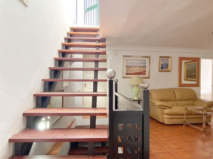 Image No.9-7 Bed Townhouse for sale