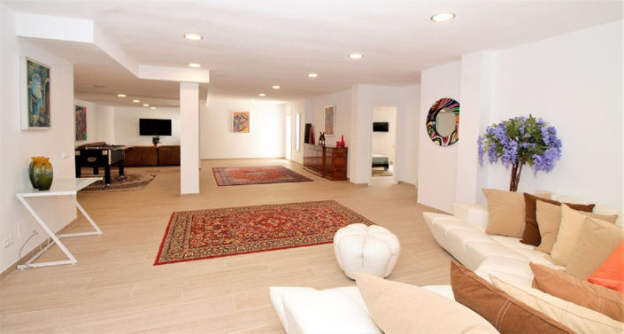 Image No.18-10 Bed Villa for sale