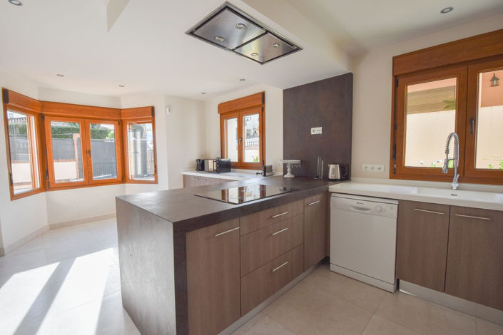 Image No.27-5 Bed Townhouse for sale