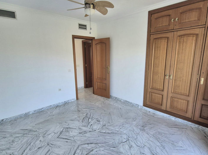 Image No.14-3 Bed Townhouse for sale