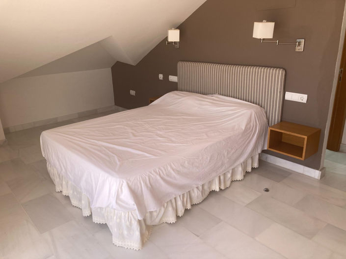 Image No.17-5 Bed Townhouse for sale