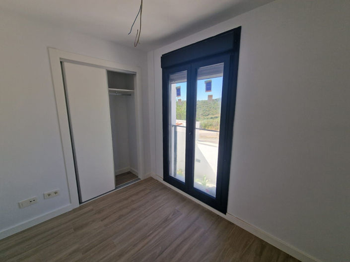 Image No.8-2 Bed Townhouse for sale