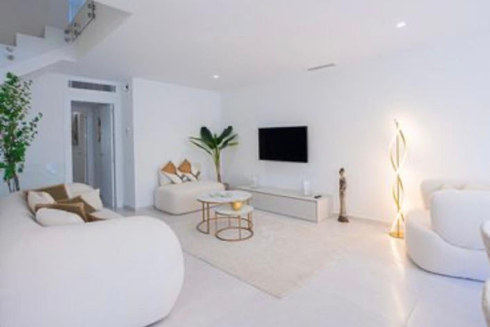 Image No.1-4 Bed Townhouse for sale