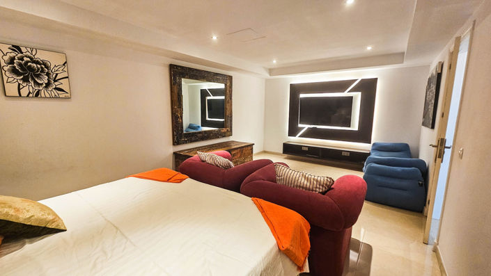 Image No.14-4 Bed Townhouse for sale