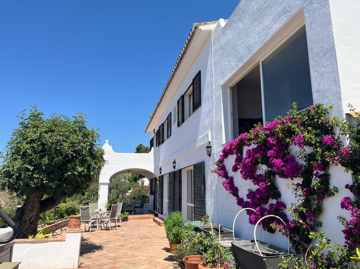 Image No.1-5 Bed Villa for sale
