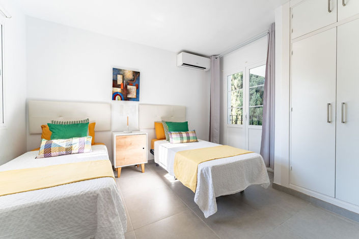 Image No.15-2 Bed Townhouse for sale