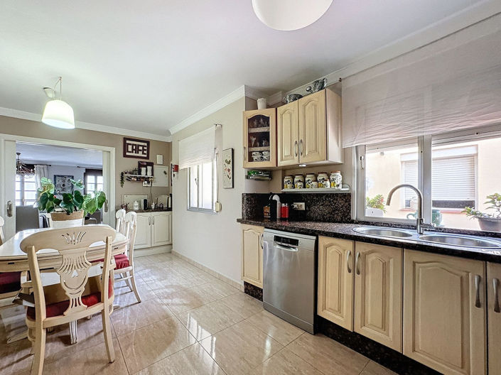 Image No.7-5 Bed Townhouse for sale