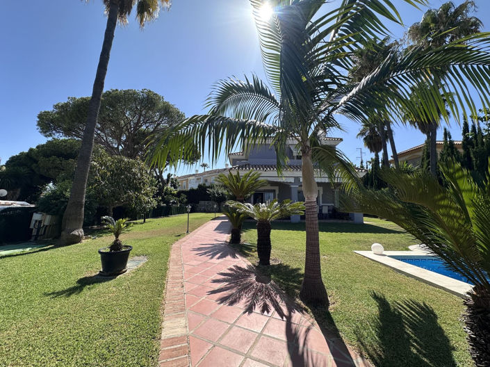 Image No.3-Villa de 3 chambres à vendre à Estepona