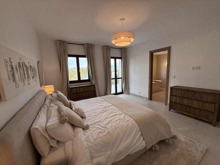 Image No.14-4 Bed Townhouse for sale