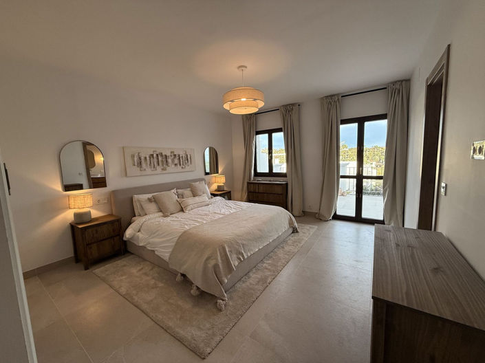 Image No.15-4 Bed Townhouse for sale