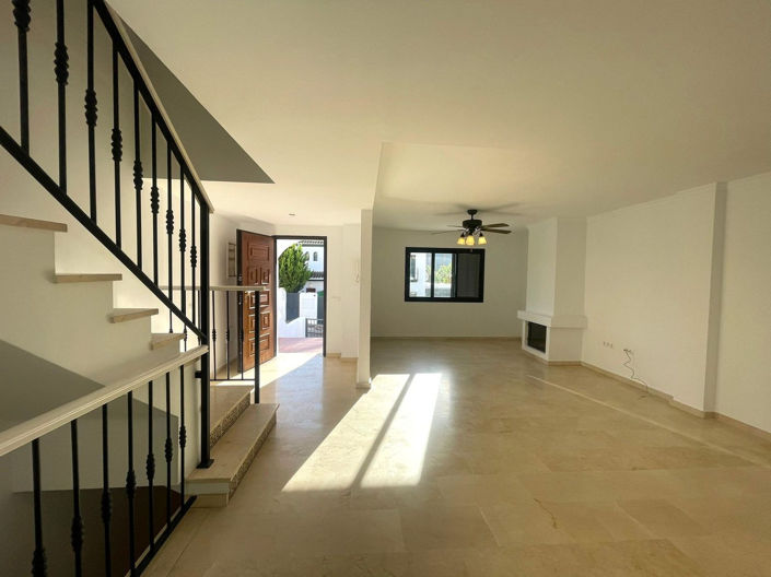 Image No.12-3 Bed Townhouse for sale