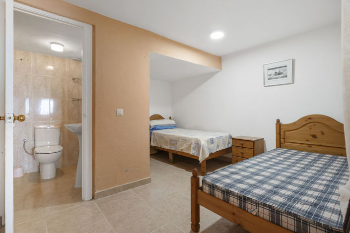 Image No.16-5 Bed Townhouse for sale