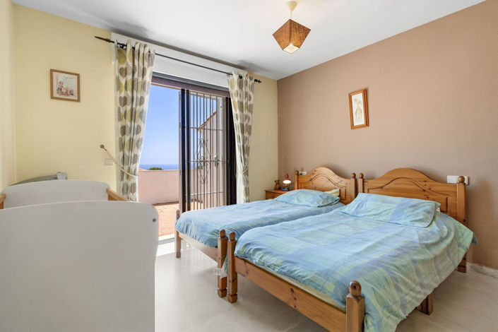 Image No.17-5 Bed Townhouse for sale