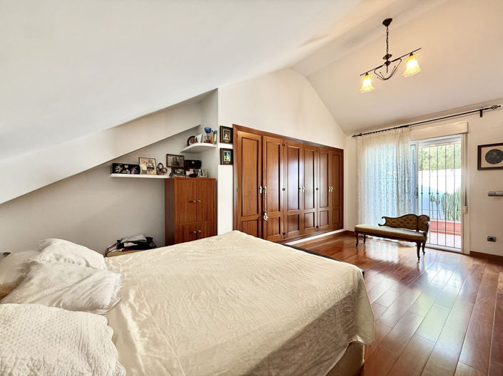 Image No.12-4 Bed Townhouse for sale