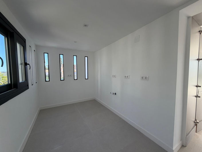 Image No.10-3 Bed Villa for sale