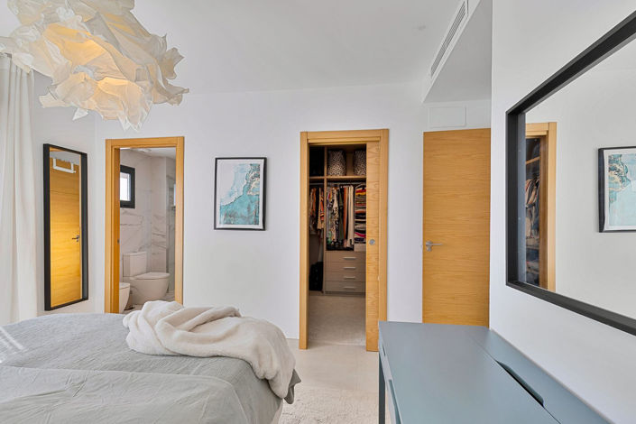 Image No.14-3 Bed Townhouse for sale