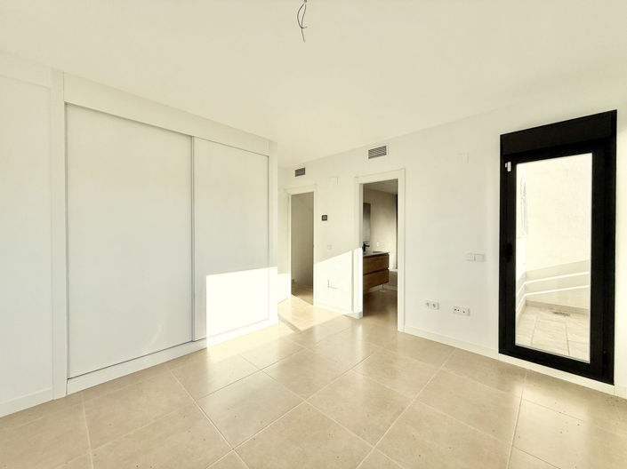 Image No.18-3 Bed Townhouse for sale