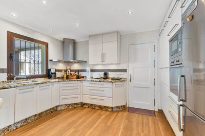 b4qvhbjn8u10-bb915d1cb19341576dcdc994b81ab9c5