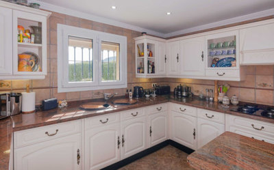 iq06487oqlg8-e64a9055bba3e77ac8aca3b893cdf826