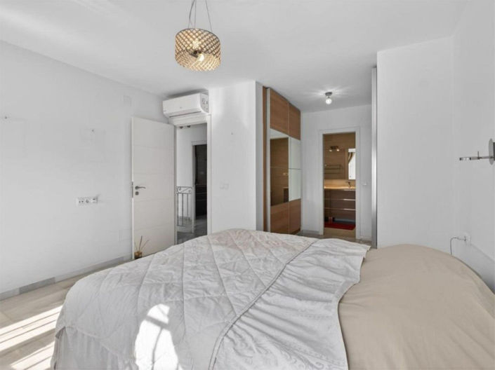 Image No.10-3 Bed Townhouse for sale