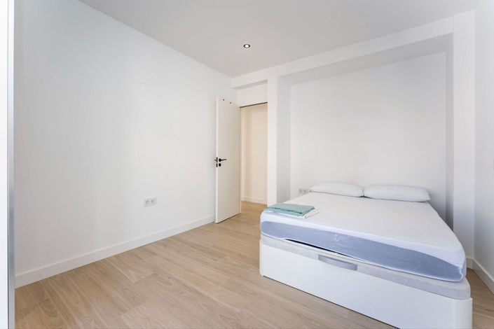 Image No.12-6 Bed Townhouse for sale