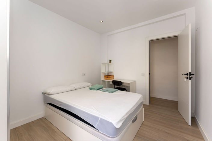 Image No.14-6 Bed Townhouse for sale