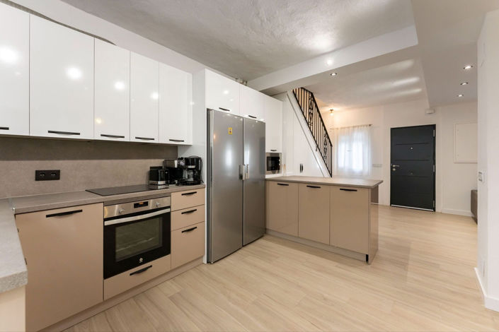 Image No.8-6 Bed Townhouse for sale